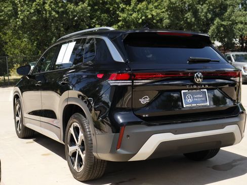 Certified 2025 Volkswagen Tiguan SE FWD image 6