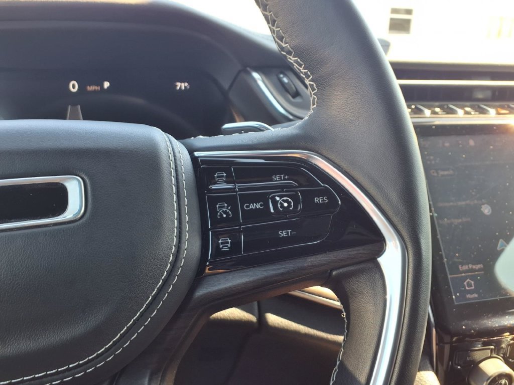 Used 2022 Jeep Grand Cherokee Overland AWD/4WD image 10