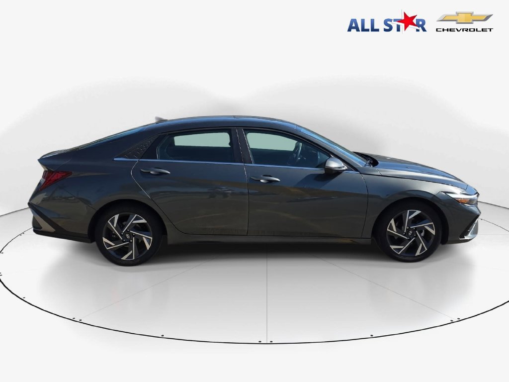 Used 2024 Hyundai Elantra Limited FWD image 2