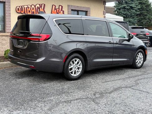 Used 2023 Chrysler Pacifica Touring-L FWD image 3