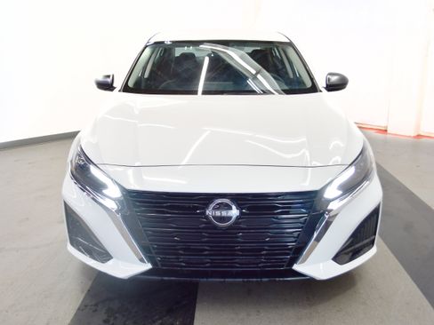 Used 2025 Nissan Altima 2.5 SV FWD image 3