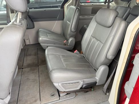 Used 2008 Chrysler Town & Country Touring FWD image 12