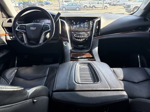 Used 2019 Cadillac Escalade ESV Luxury AWD/4WD image 16