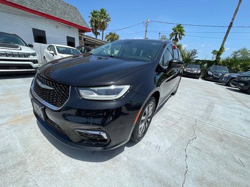 Used 2021 Chrysler Pacifica Touring-L FWD image 3