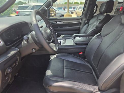 Used 2024 Jeep Wagoneer Series II w/ Flexible Seating Group RWD image 18