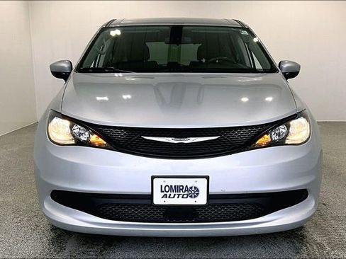 Used 2022 Chrysler Voyager LX image 2