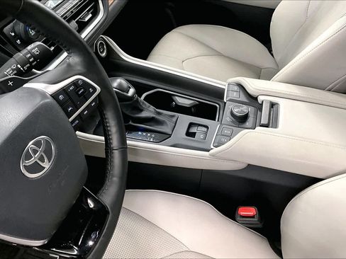 Used 2024 Toyota Grand Highlander AWD image 16