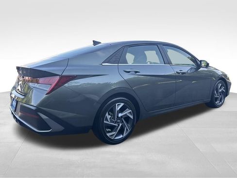 Used 2025 Hyundai Elantra SEL FWD image 16