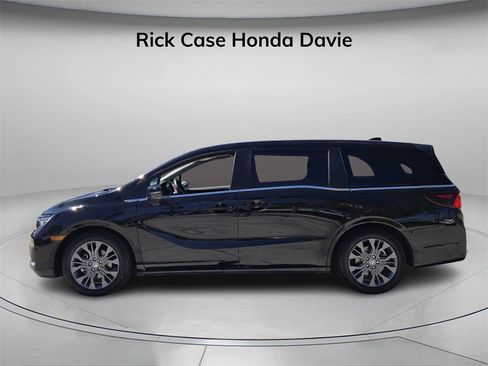 Certified 2025 Honda Odyssey Touring image 4