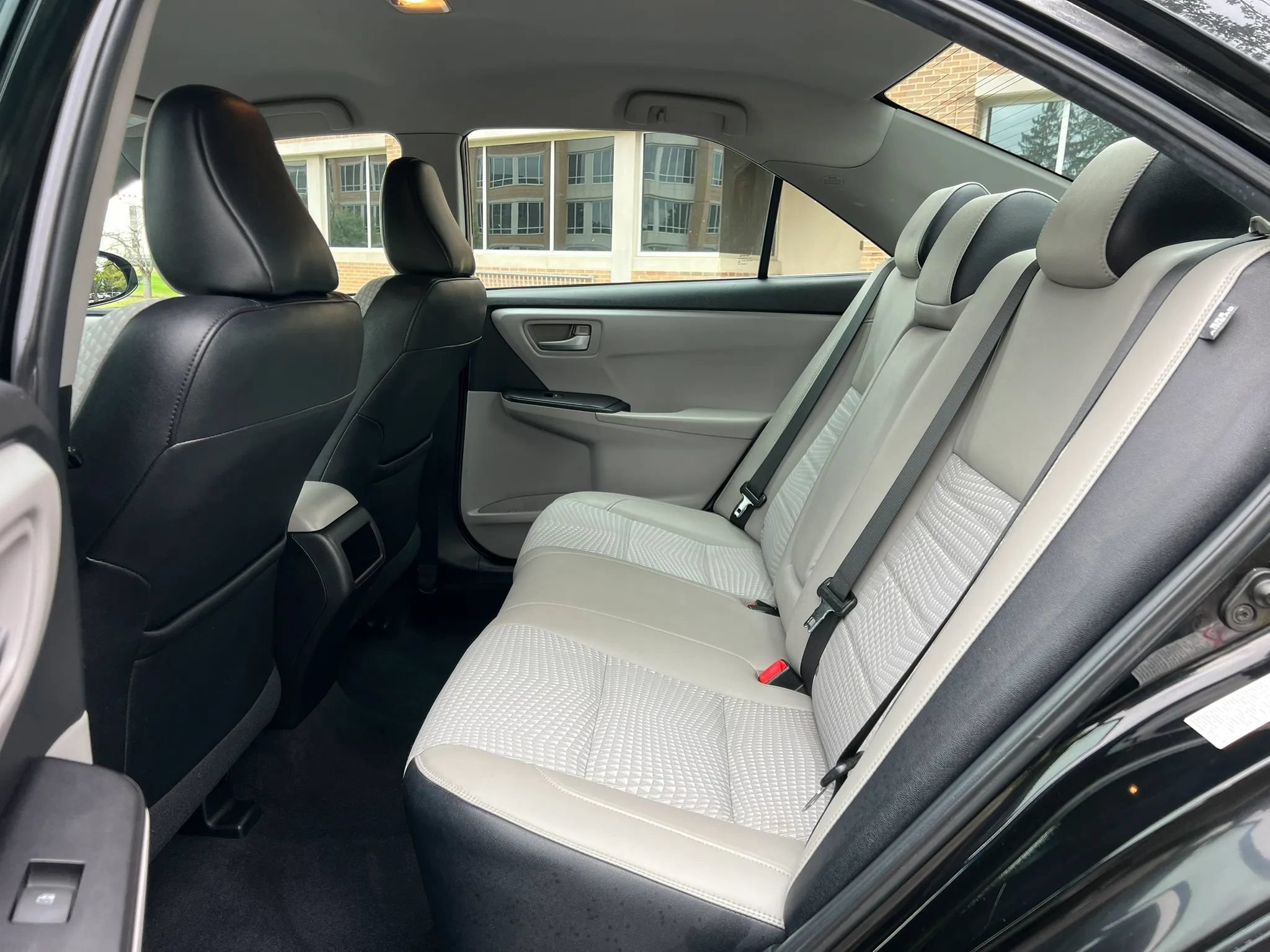 Used 2015 Toyota Camry SE FWD image 17