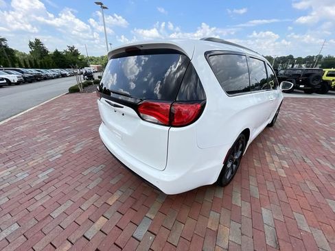 Used 2018 Chrysler Pacifica Touring Plus w/ S Appearance Package FWD image 33