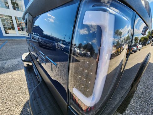 Used 2005 Chevrolet Avalanche Z71 w/ Sun And Sound Package image 29