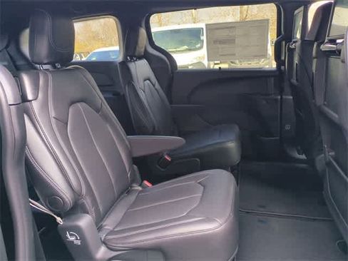 New 2026 Chrysler Pacifica Select image 21