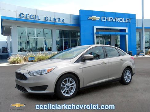 Used 2018 Ford Focus SE FWD image 1