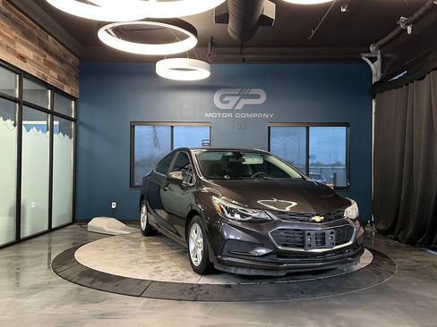 Used 2017 Chevrolet Cruze LT FWD image 1