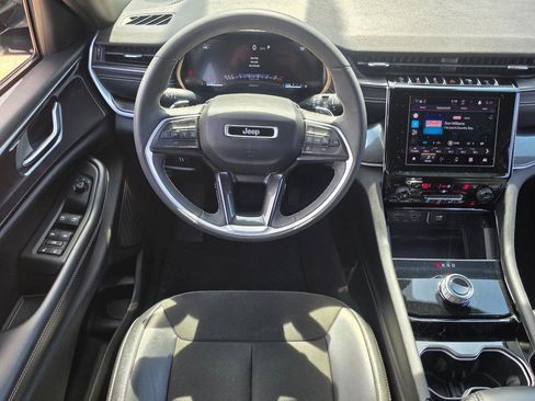 Used 2023 Jeep Grand Cherokee Altitude AWD/4WD image 12