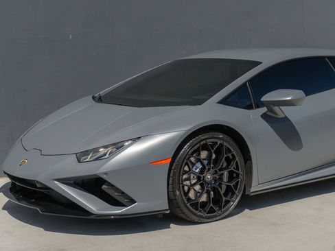 Used 2022 Lamborghini Huracan EVO RWD image 17