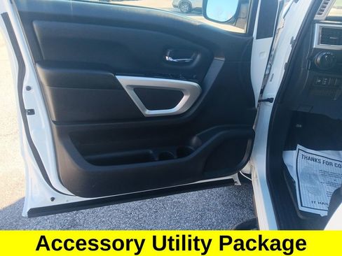 Used 2021 Nissan Titan SV w/ SV Convenience Package RWD image 11
