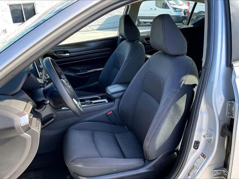 Used 2024 Nissan Altima 2.5 SV FWD image 11
