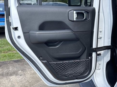Used 2020 Jeep Wrangler Unlimited Sahara AWD/4WD image 12