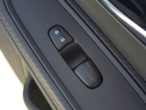 Used 2023 Nissan Versa SV image 41