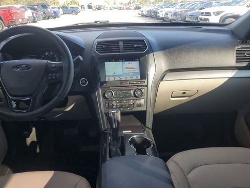 Used 2018 Ford Explorer XLT w/ Equipment Group 202A image 10