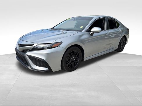 Used 2022 Toyota Camry SE FWD image 3