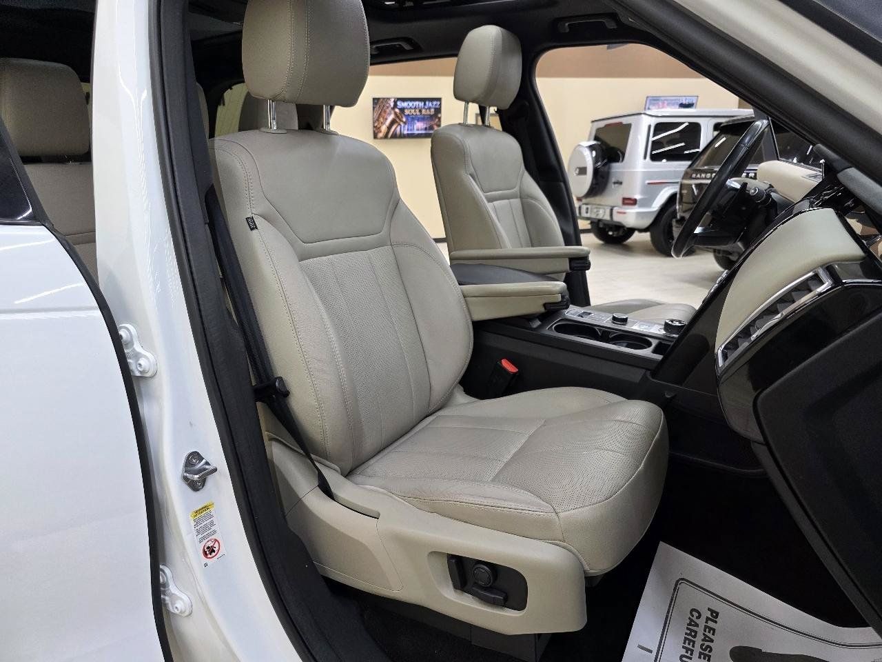 Used 2019 Land Rover Discovery SE AWD/4WD image 21