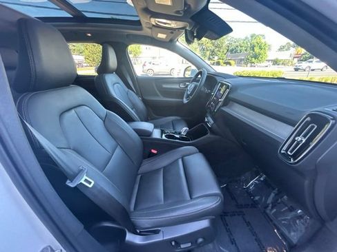 Certified 2025 Volvo XC40 B5 Plus AWD/4WD image 15
