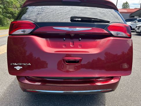 Used 2020 Chrysler Pacifica Touring FWD image 22