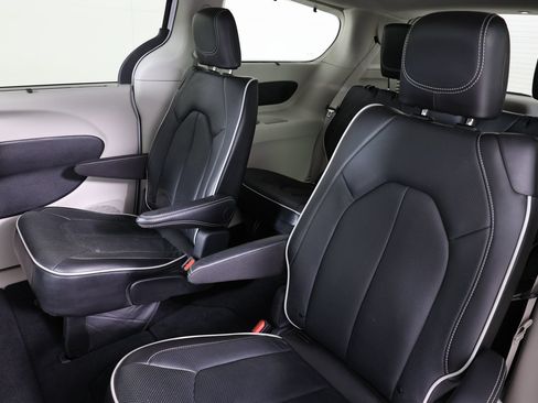 Used 2024 Chrysler Pacifica Limited FWD image 11