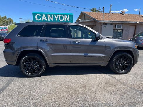 Used 2017 Jeep Grand Cherokee Altitude RWD image 3