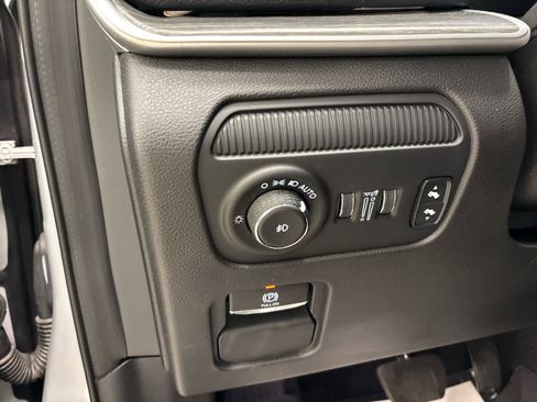 Used 2024 Jeep Wagoneer L Series III w/ Premium Group I AWD/4WD image 34