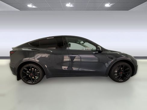 Used 2024 Tesla Model Y 2WD image 7