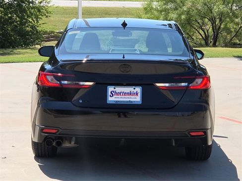 Used 2025 Toyota Camry SE image 7