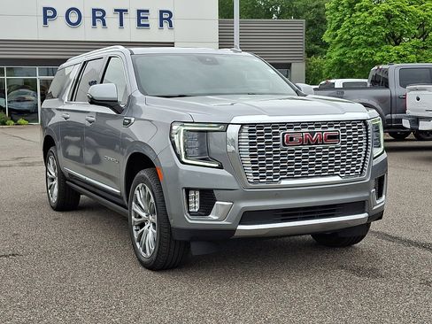 Used 2023 GMC Yukon XL Denali w/ Denali Reserve Package AWD/4WD image 2
