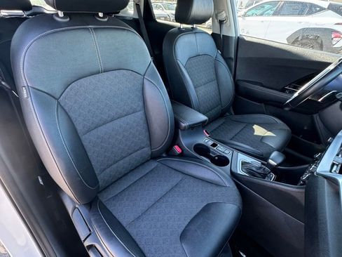 Used 2022 Kia Niro EX image 16