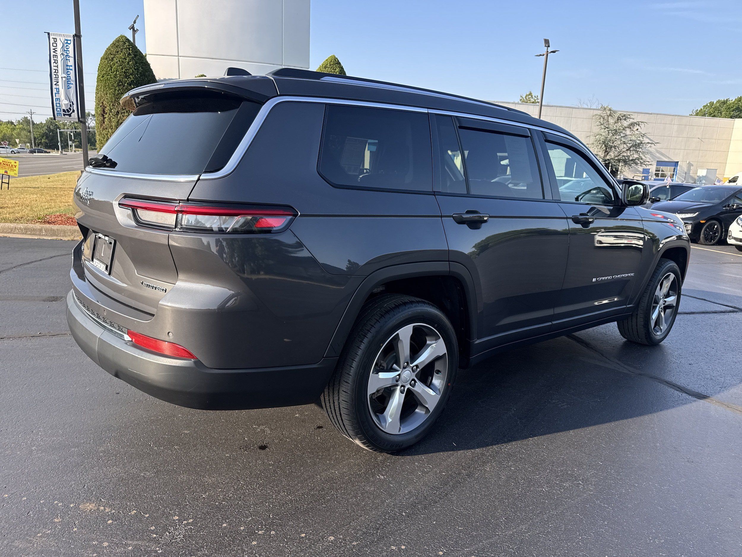 Used 2022 Jeep Grand Cherokee L Limited AWD/4WD image 4