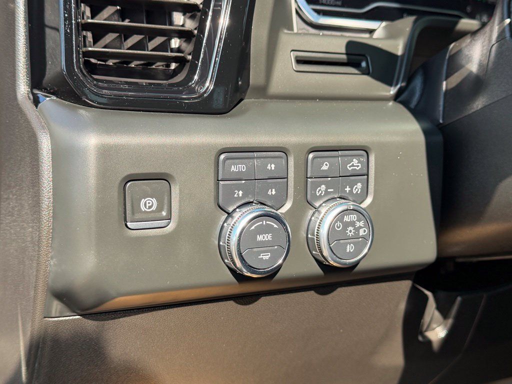 Used 2025 GMC Sierra 2500 AT4 w/ AT4 Preferred Package AWD/4WD image 24