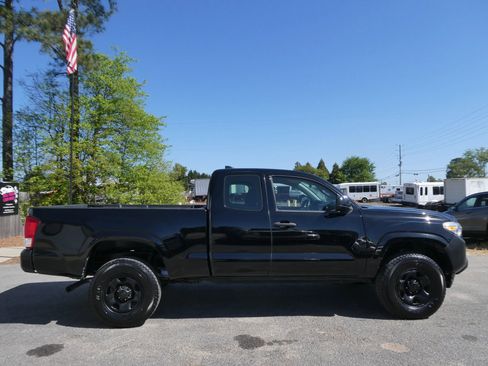 Used 2016 Toyota Tacoma SR image 4