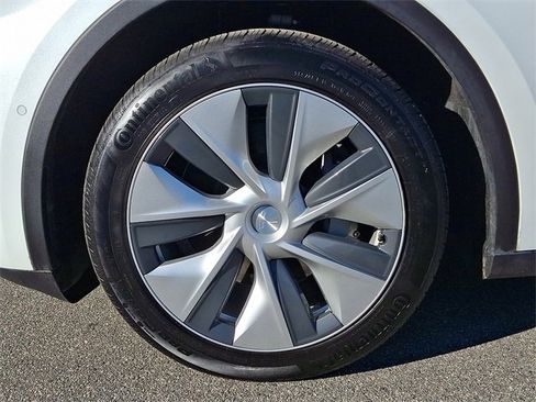 Used 2021 Tesla Model Y Long Range image 8