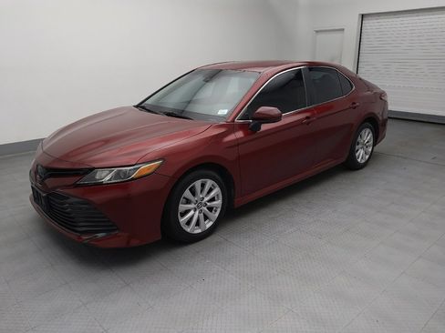 Used 2018 Toyota Camry LE image 2
