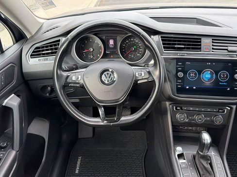 Used 2019 Volkswagen Tiguan SE w/ Panoramic Sunroof Package image 19