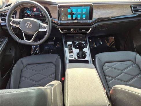 Used 2024 Volkswagen Atlas SE w/ Black Wheel Package FWD image 16