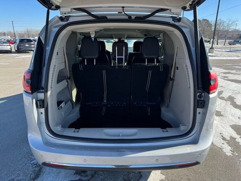 Used 2024 Chrysler Pacifica Touring-L image 37