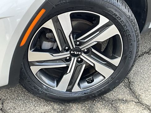 Used 2023 Kia Sorento EX image 2