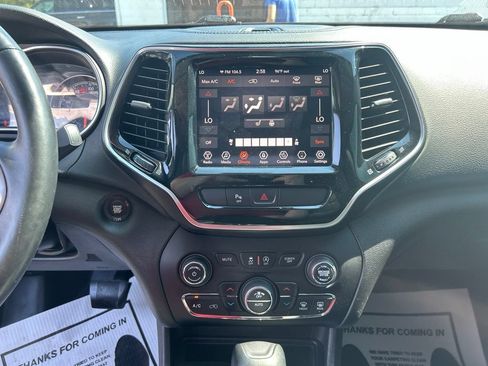 Used 2019 Jeep Cherokee Limited FWD image 28