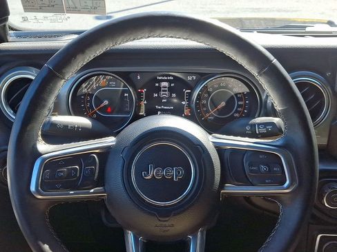Used 2022 Jeep Wrangler Unlimited Sahara w/ Cold Weather Group AWD/4WD image 19