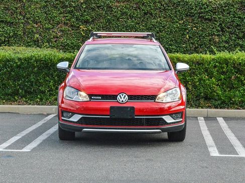 Used 2017 Volkswagen Golf Alltrack S image 2