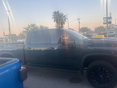 Used 2025 Chevrolet Silverado 2500 LTZ w/ LTZ Plus Package image 2